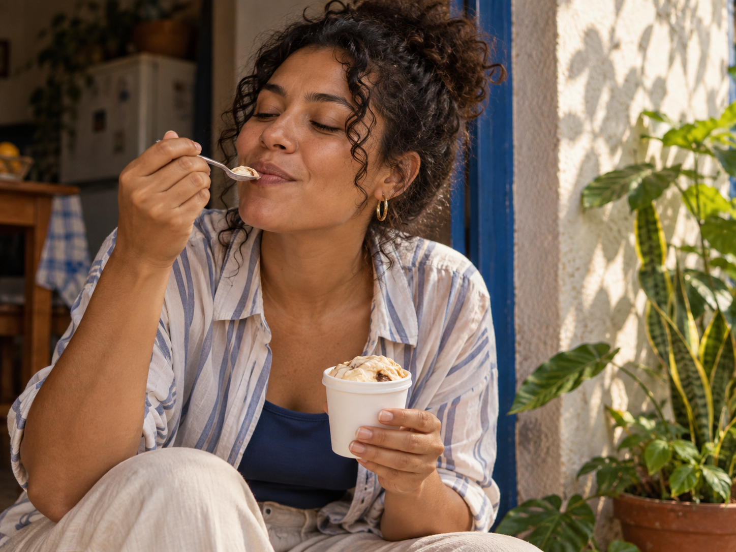 Pessoa saboreando gelato